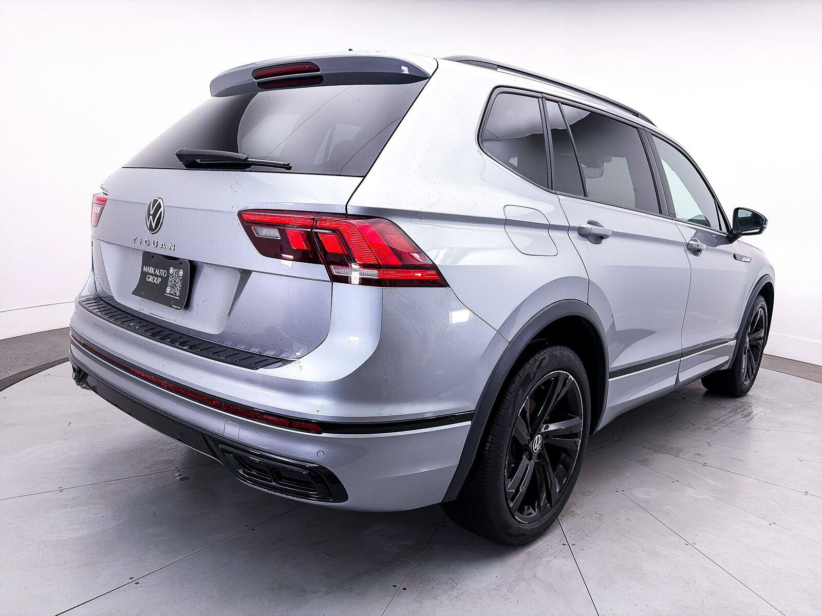 Used 2023 Volkswagen Tiguan SE R-Line FWD image 15