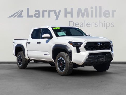 Used 2025 Toyota Tacoma TRD Off-Road image 3