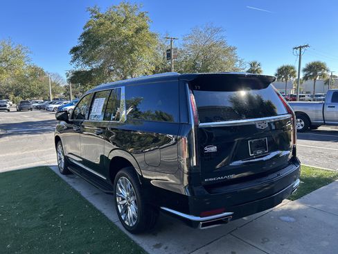 Used 2023 Cadillac Escalade ESV Premium Luxury image 5