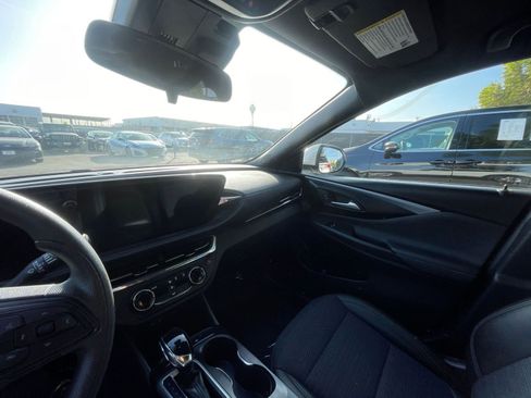 Used 2025 Buick Envista Preferred image 35