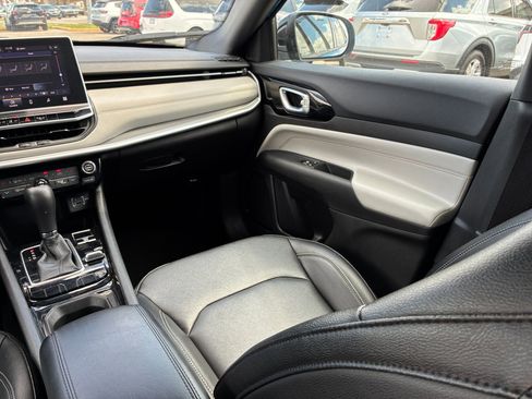 Used 2025 Jeep Compass Limited image 31