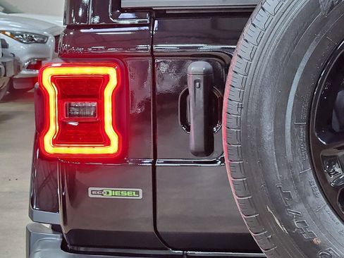 Used 2020 Jeep Wrangler Unlimited Sahara image 20