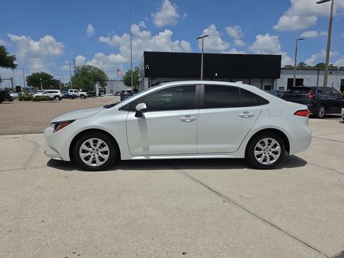 Used 2022 Toyota Corolla LE FWD image 5