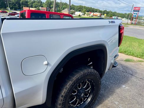Used 2019 GMC Sierra 1500 SLE w/ X31 Off-Road Package AWD/4WD image 10