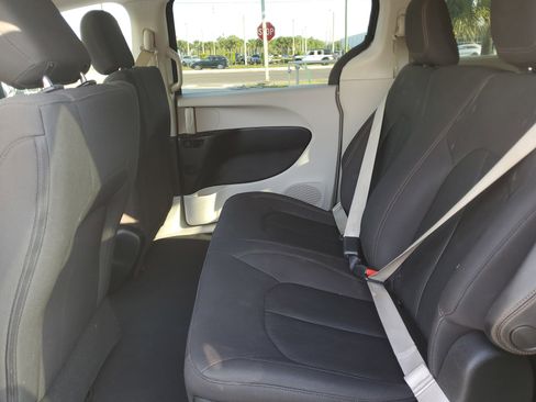 Used 2018 Chrysler Pacifica L image 9