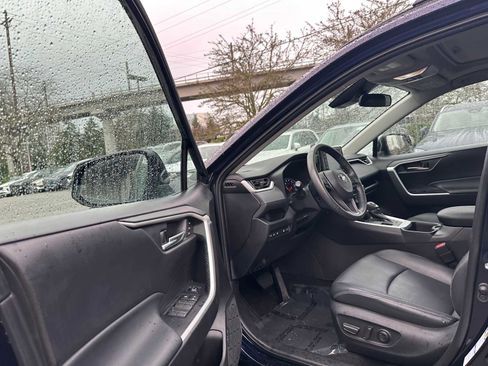 Used 2022 Toyota RAV4 XLE Premium image 20