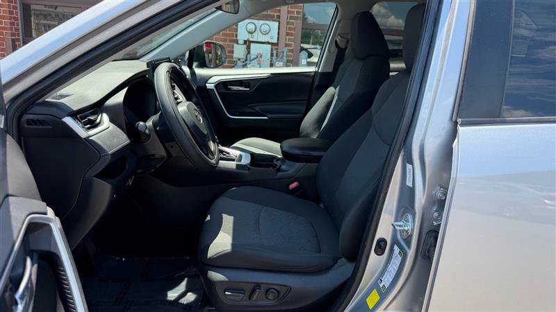 Used 2020 Toyota RAV4 XLE w/ Convenience Package FWD image 28