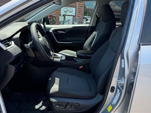 Used 2020 Toyota RAV4 XLE w/ Convenience Package FWD image 28