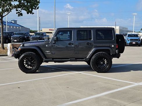 Used 2016 Jeep Wrangler Unlimited Sahara w/ Connectivity Group AWD/4WD image 9