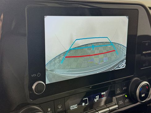 Used 2024 Toyota Highlander LE image 23