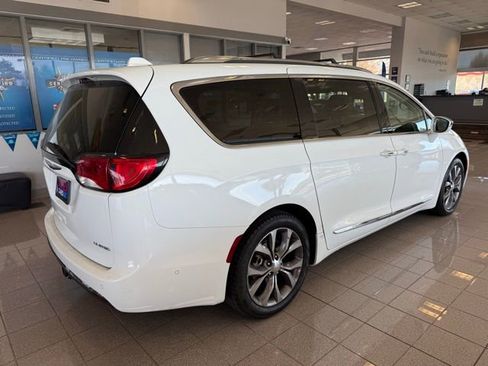 Used 2018 Chrysler Pacifica Limited w/ Tire & Wheel Group image 3