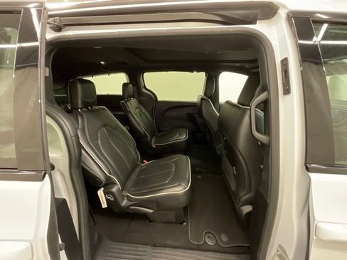Used 2025 Chrysler Pacifica Limited FWD image 24