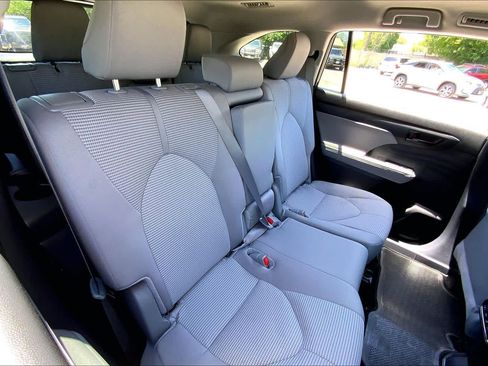 Used 2024 Toyota Highlander LE FWD image 19