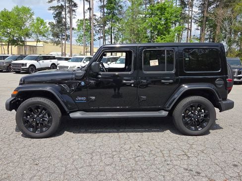 Used 2025 Jeep Wrangler Unlimited Sahara AWD/4WD image 4