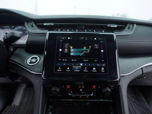 Used 2023 Jeep Grand Cherokee Altitude image 30