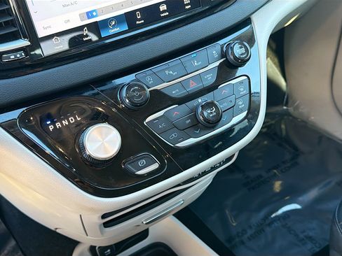 Used 2024 Chrysler Pacifica Touring-L image 29