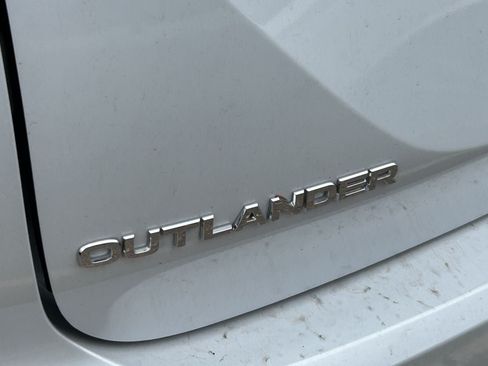 Used 2025 Mitsubishi Outlander SE FWD image 12