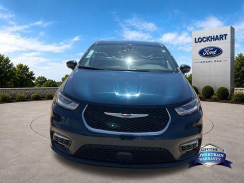 Used 2023 Chrysler Pacifica Touring-L FWD image 2