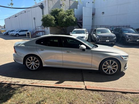 Used 2019 Volvo S60 T5 Momentum w/ Multimedia Package FWD image 4