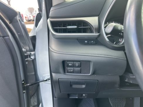 Used 2024 Toyota Highlander XLE image 30