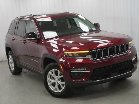 Used 2024 Jeep Grand Cherokee Limited w/ Luxury Tech Group II AWD/4WD image 9
