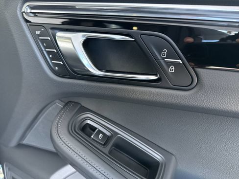 Certified 2026 Porsche Macan AWD/4WD image 18