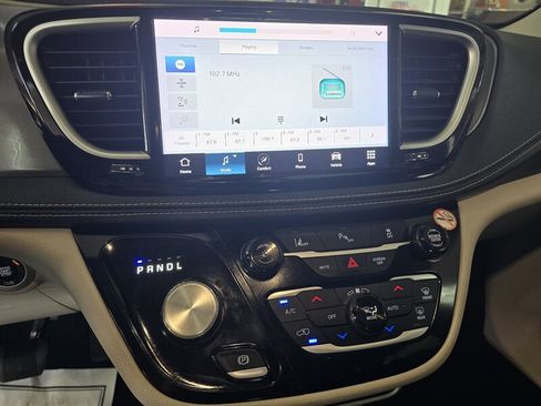 Used 2023 Chrysler Pacifica Touring-L FWD image 26