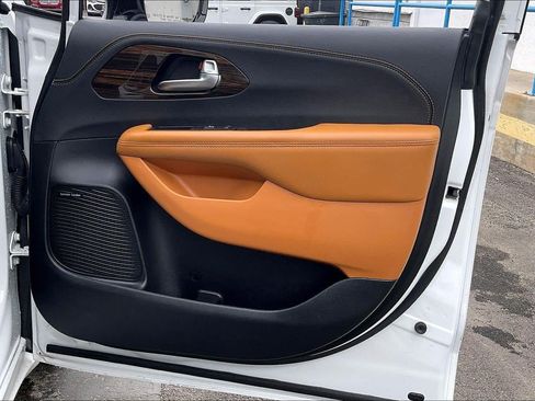 Used 2023 Chrysler Pacifica Pinnacle FWD image 27