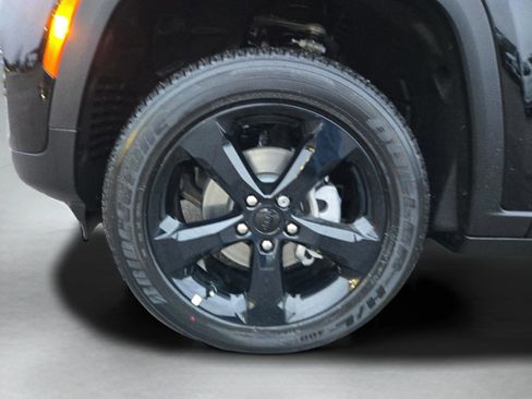 New 2025 Jeep Grand Cherokee Altitude image 25