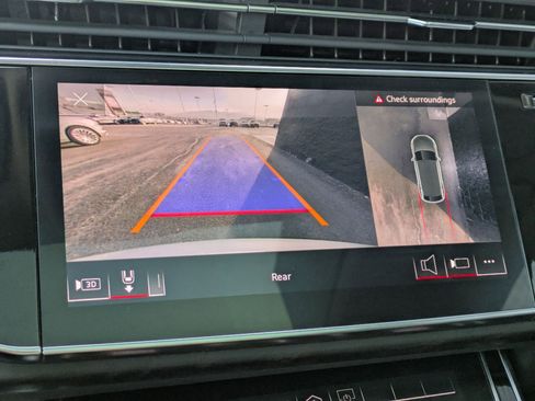 Used 2023 Audi Q8 Premium image 17