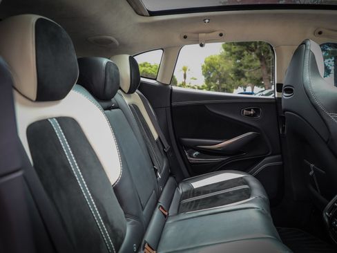 Used 2022 Aston Martin DBX AWD/4WD image 18