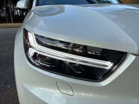 Used 2022 Volvo XC40 T5 Momentum w/ Premium Package image 9