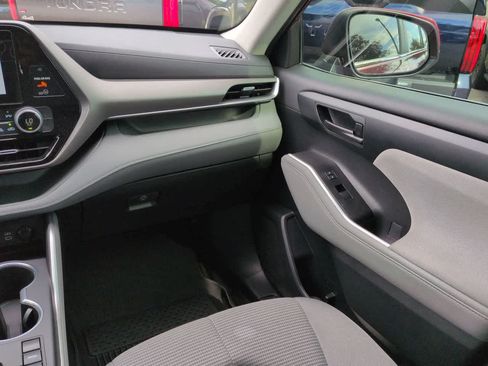 Used 2025 Toyota Highlander LE FWD image 17
