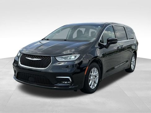 Used 2023 Chrysler Pacifica Touring-L FWD image 3