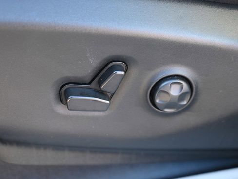 Used 2023 Chrysler Pacifica Touring-L image 15