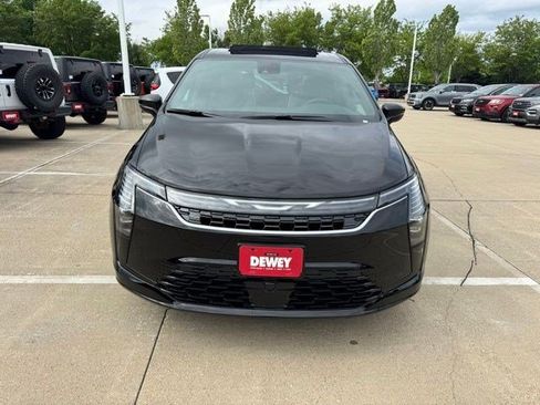 New 2027 Chrysler Pacifica Limited FWD image 2