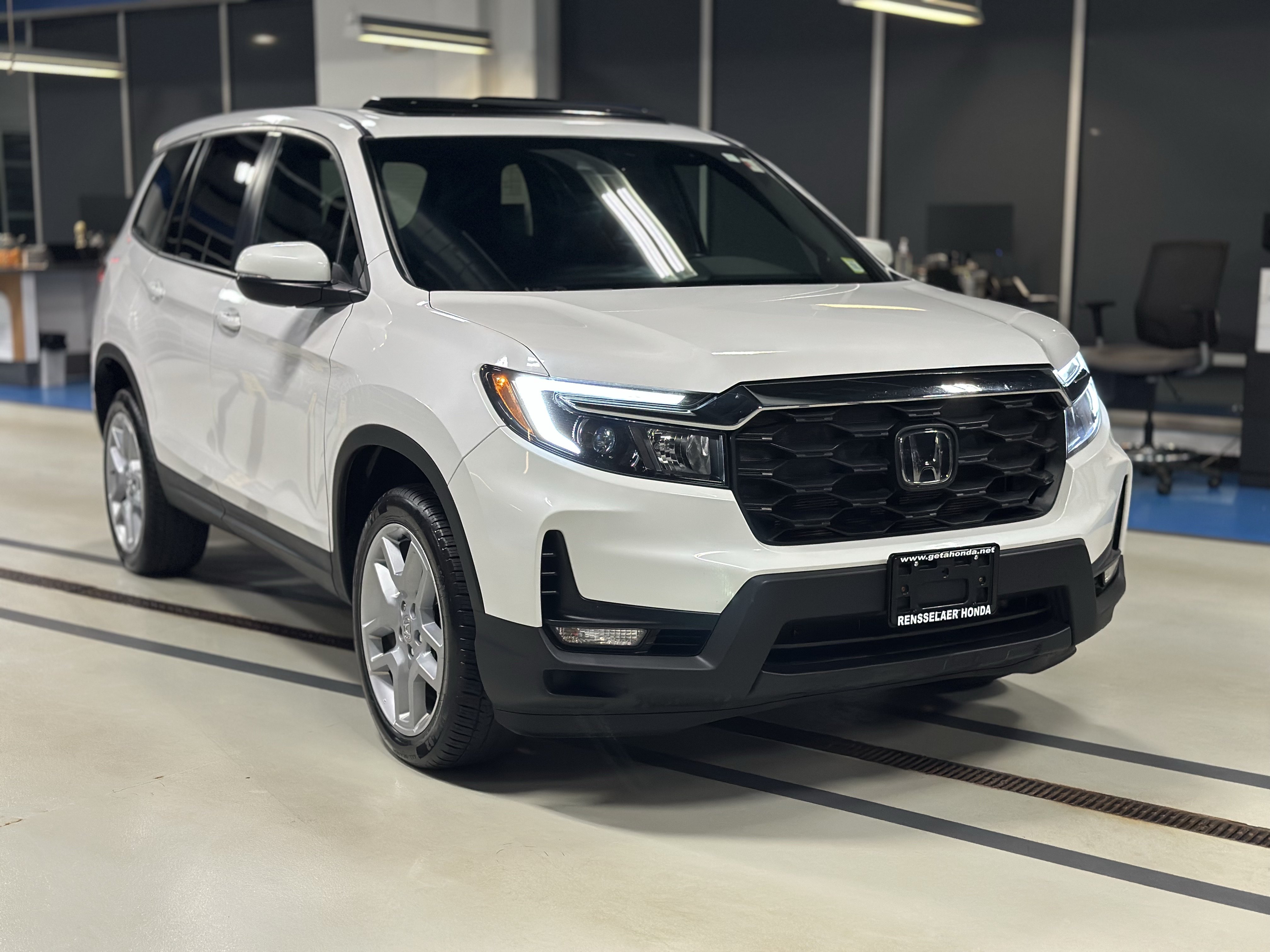 Used 2024 Honda Passport EX-L image 4
