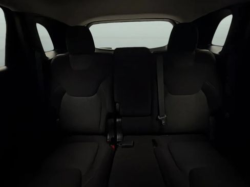 Used 2017 Jeep Cherokee Latitude w/ Comfort & Sound Group FWD image 18