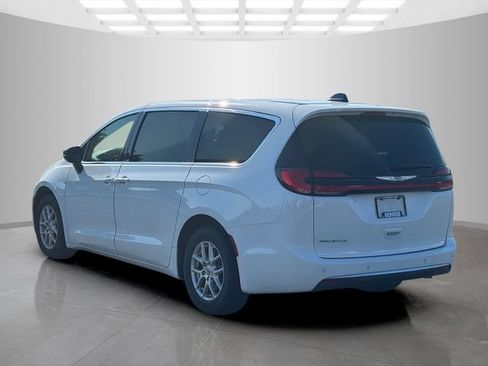 Certified 2024 Chrysler Pacifica Touring-L FWD image 5