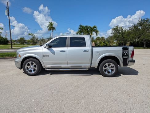 Used 2018 RAM 1500 Laramie w/ Convenience Group AWD/4WD image 7