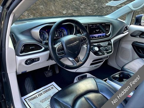 Used 2023 Chrysler Pacifica Touring-L FWD image 9