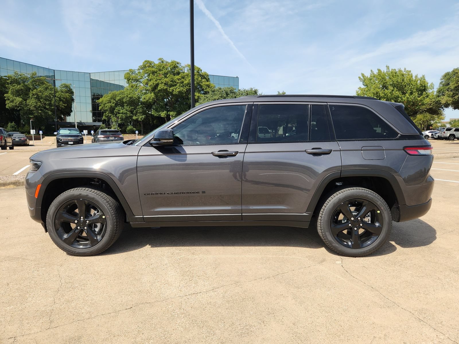 New 2026 Jeep Grand Cherokee Limited w/ Limited Altitude Package AWD/4WD image 3