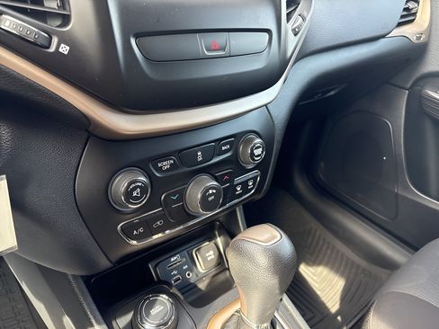 Used 2016 Jeep Cherokee Latitude AWD/4WD image 33