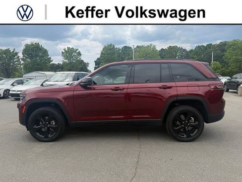 Used 2023 Jeep Grand Cherokee Altitude AWD/4WD image 2