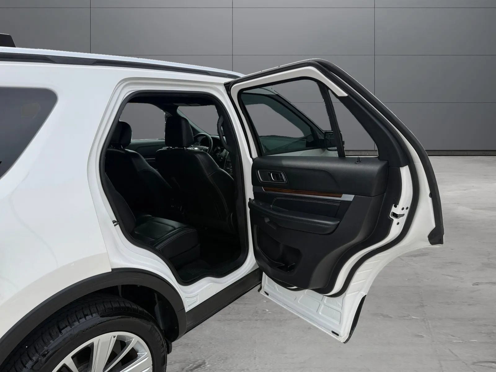 Used 2019 Ford Explorer Limited w/ Class III Trailer Tow Package AWD/4WD image 20