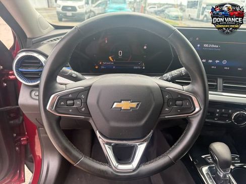 Used 2025 Chevrolet Trax LT w/ LT Convenience Package FWD image 14