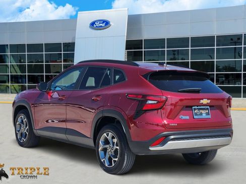 Used 2025 Chevrolet Trax LT FWD image 4