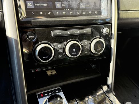 Used 2017 Land Rover Discovery First Edition image 27