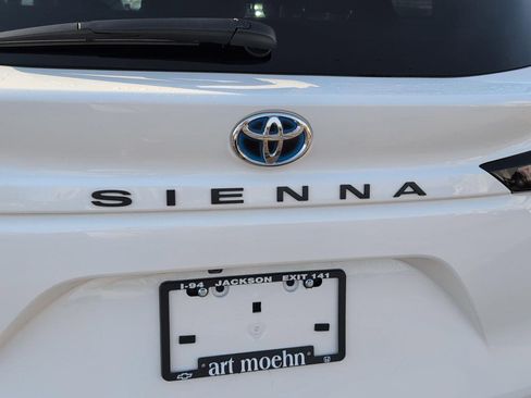Used 2025 Toyota Sienna LE image 6