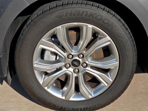 Used 2024 Ford Edge Titanium image 9